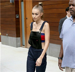 吉吉•哈迪德 (Gigi Hadid)最新街拍 马尾背带裤清纯可爱