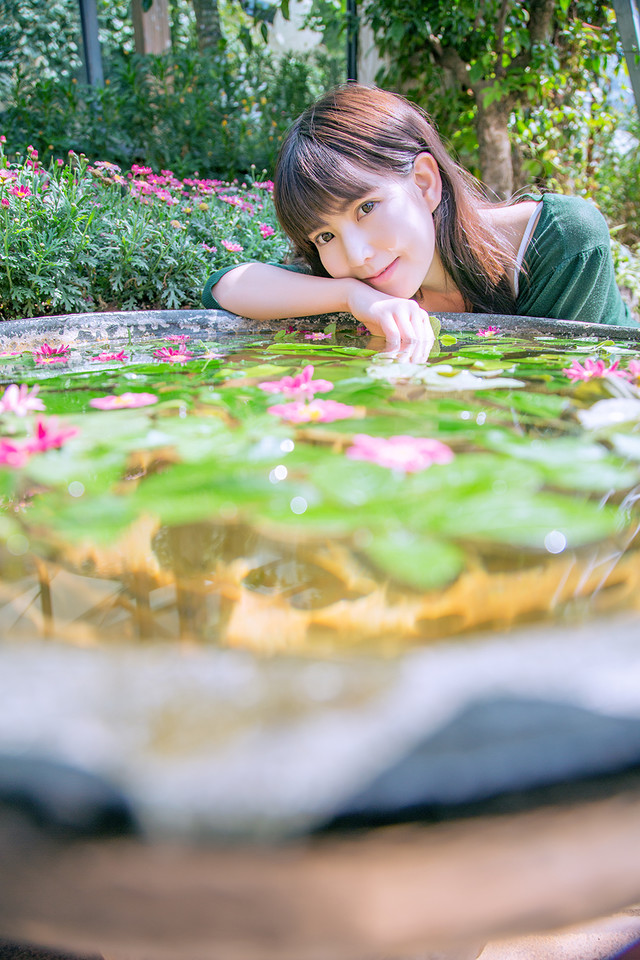 安静如女神般矜持 花海人像写真摄影