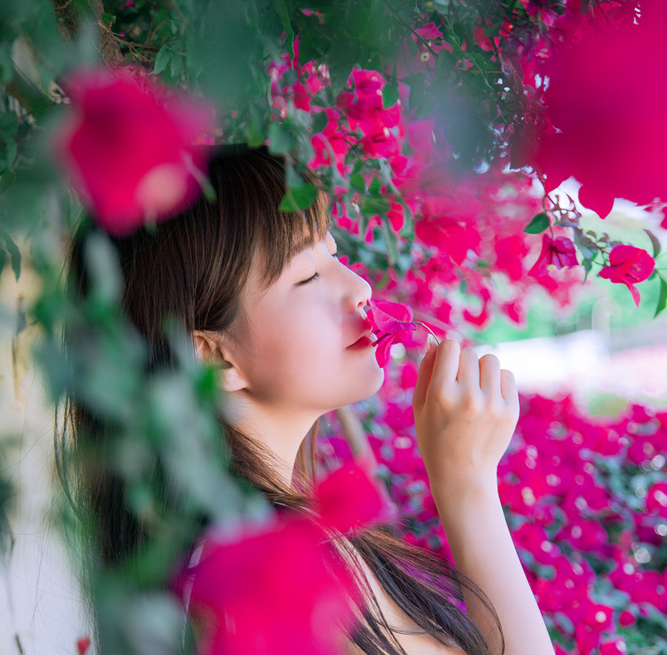 安静如女神般矜持 花海人像写真摄影