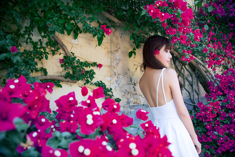 安静如女神般矜持 花海人像写真摄影