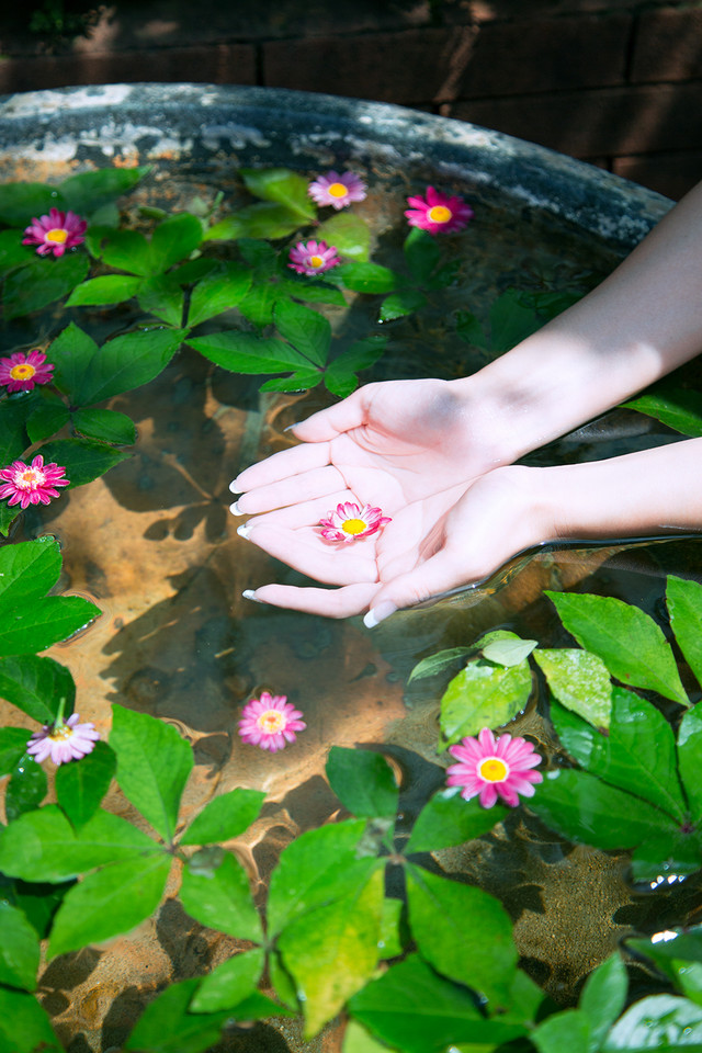 安静如女神般矜持 花海人像写真摄影