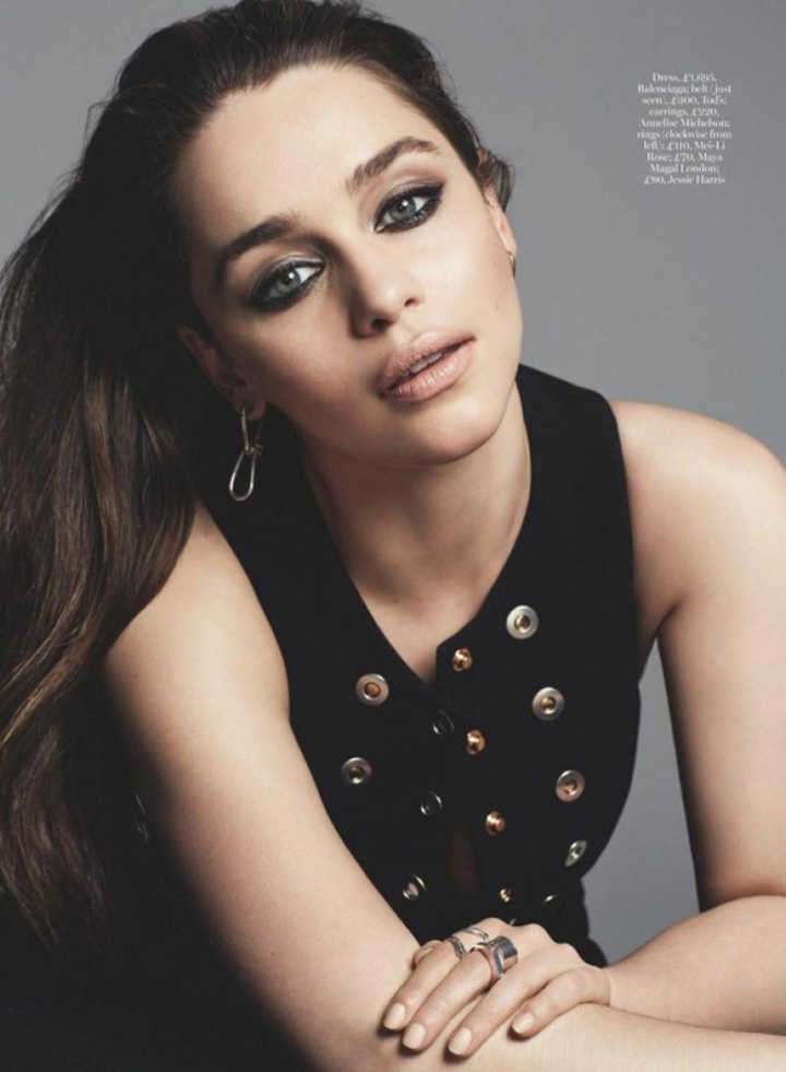 女星Emilia Clarke  登《Marie Claire》英国版封面展现迷人魅力