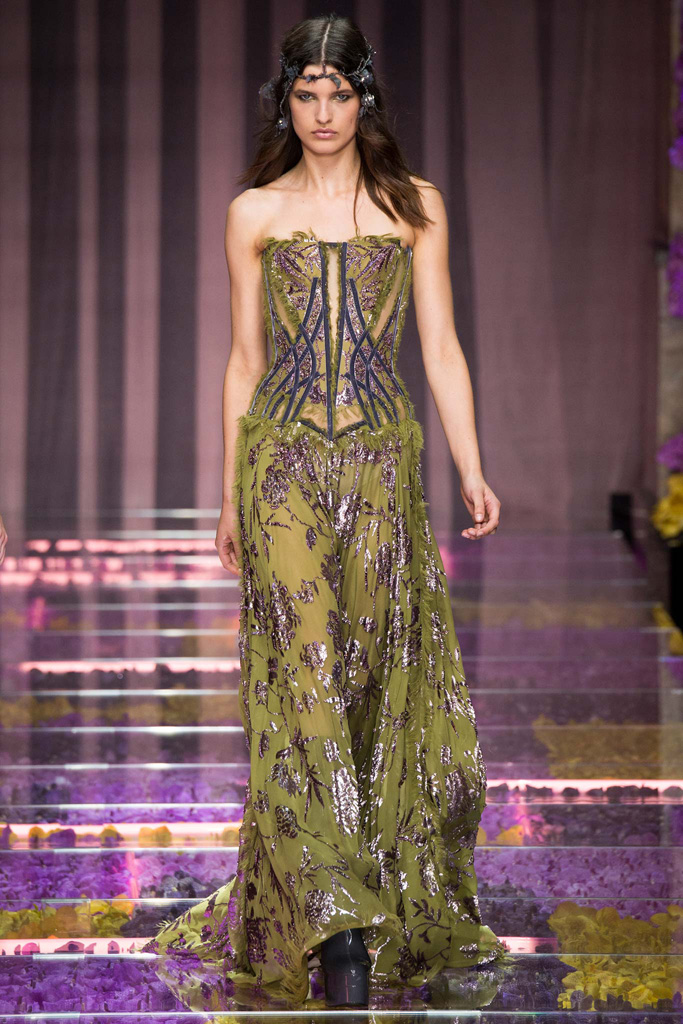 Atelier Versace（范思哲）2024秋冬巴黎时装周秀场大片