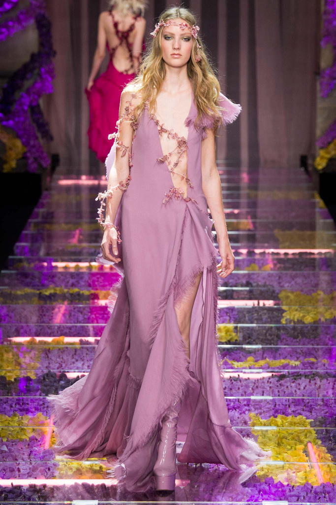 Atelier Versace（范思哲）2024秋冬巴黎时装周秀场大片