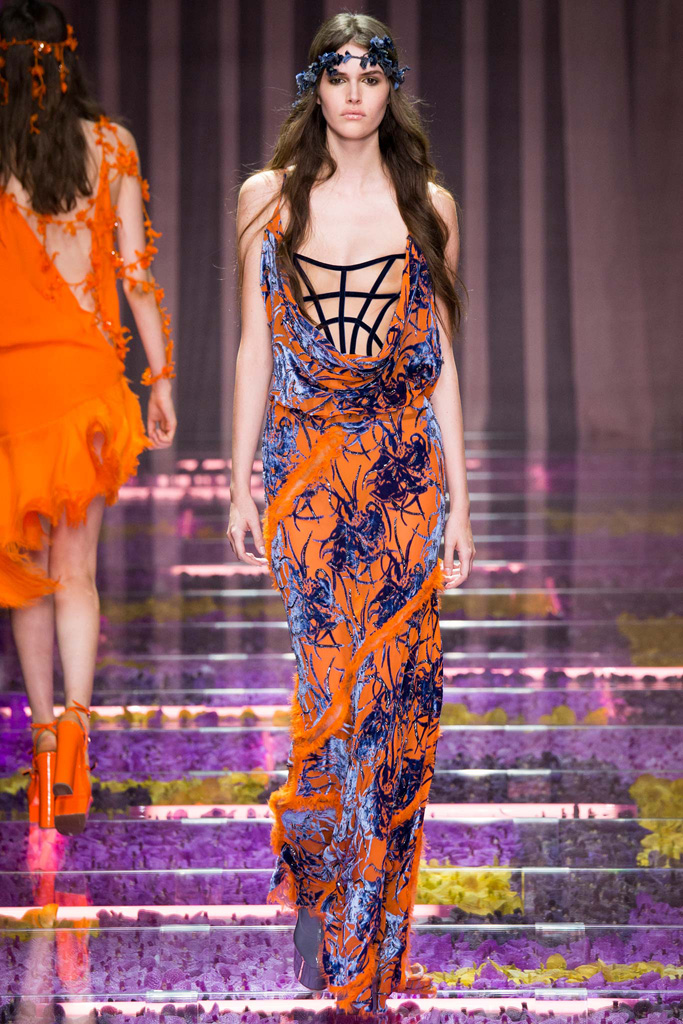 Atelier Versace（范思哲）2024秋冬巴黎时装周秀场大片