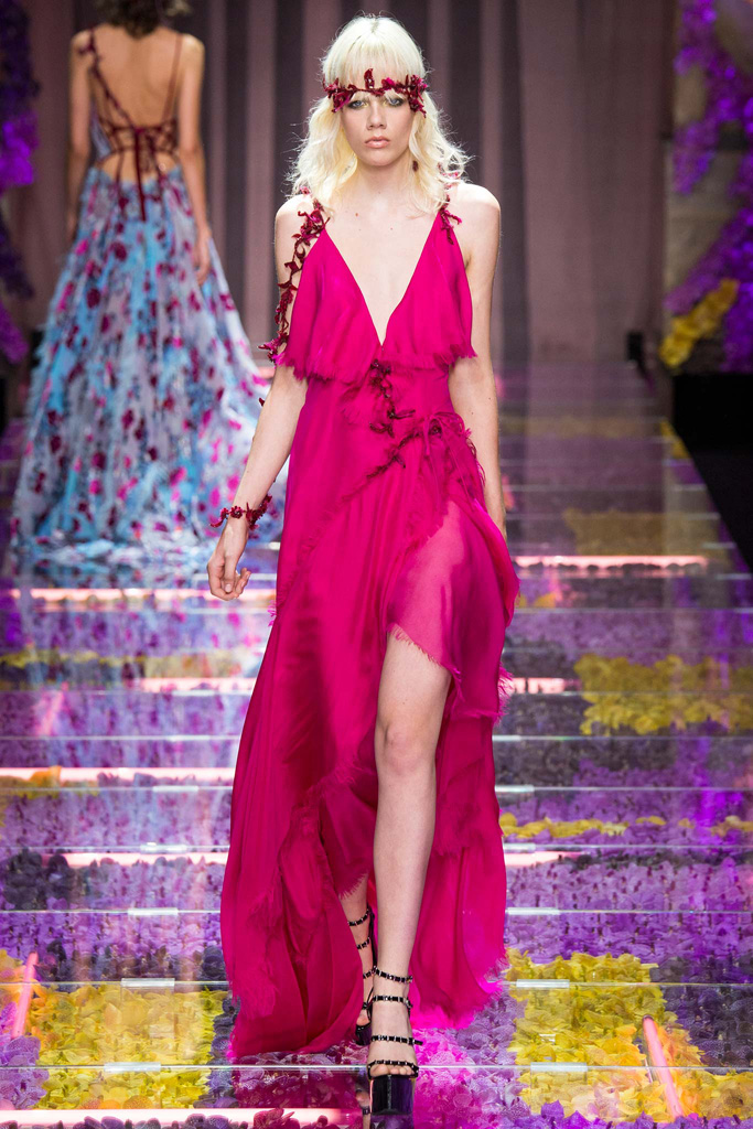 Atelier Versace（范思哲）2024秋冬巴黎时装周秀场大片