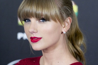 优雅复古女神泰勒·斯威夫特（Taylor Swift）精彩妆容赏析