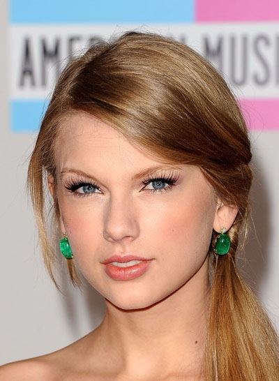 优雅复古女神泰勒·斯威夫特（Taylor Swift）精彩妆容赏析