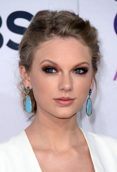 优雅复古女神泰勒·斯威夫特（Taylor Swift）精彩妆容赏析