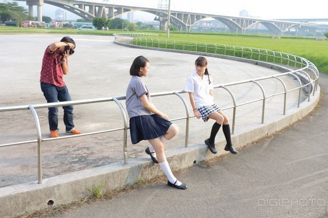 高中制服女孩写真实拍现场与访谈