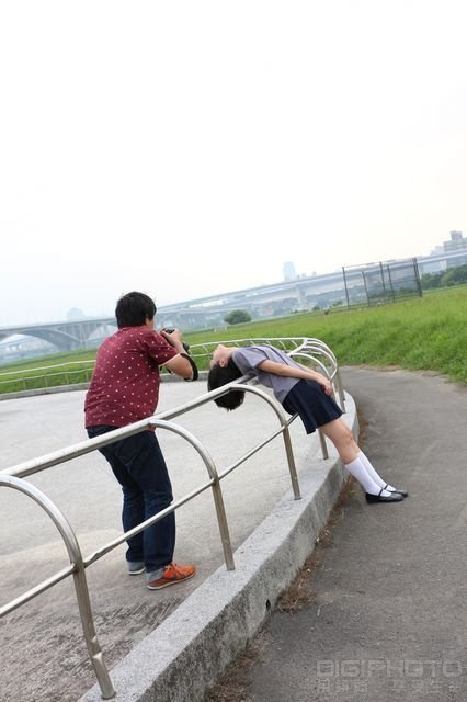 高中制服女孩写真实拍现场与访谈