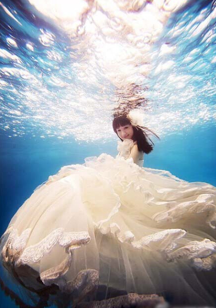 水下婚纱照怎么拍 拍出白纱飘逸的浪漫美感