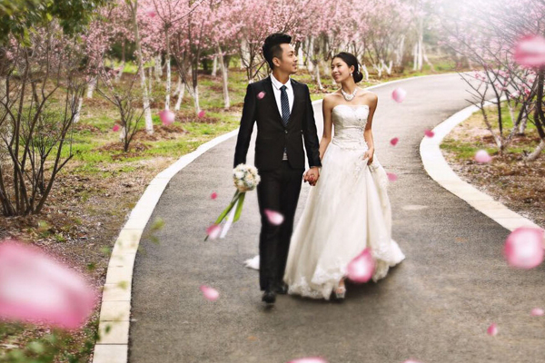 拍韩式婚纱道具盘点 花瓣雨营造唯美氛围
