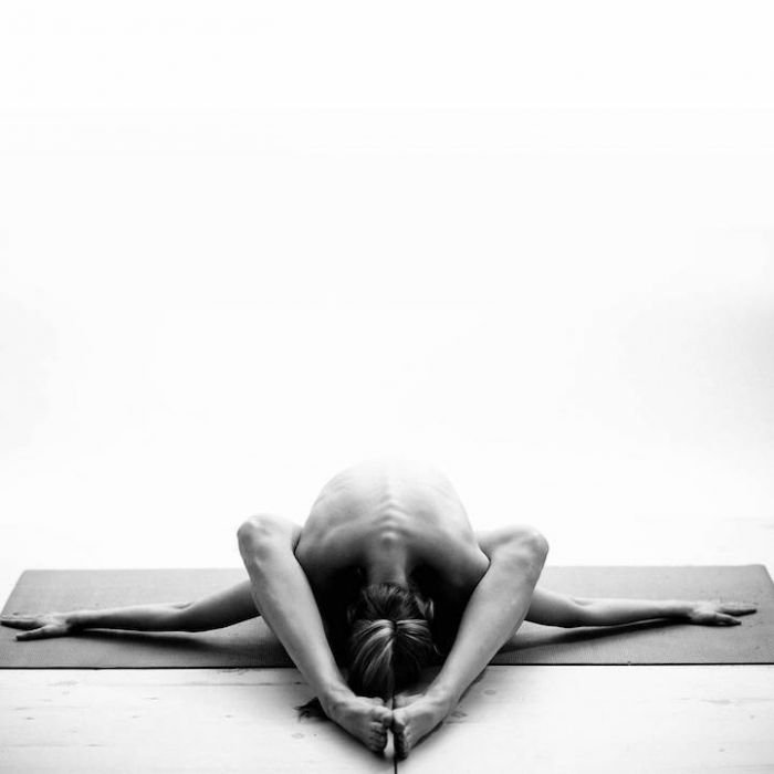 25岁少女唯美裸体瑜伽照 诠释人体艺术之美