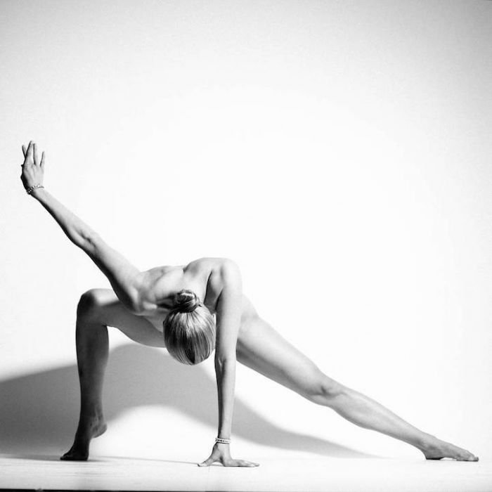 25岁少女唯美裸体瑜伽照 诠释人体艺术之美