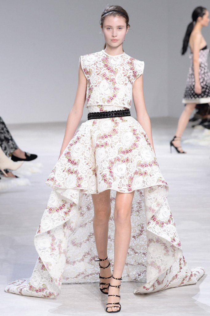 Giambattista Valli（詹巴迪斯塔·瓦利）2024高级定制时装秀