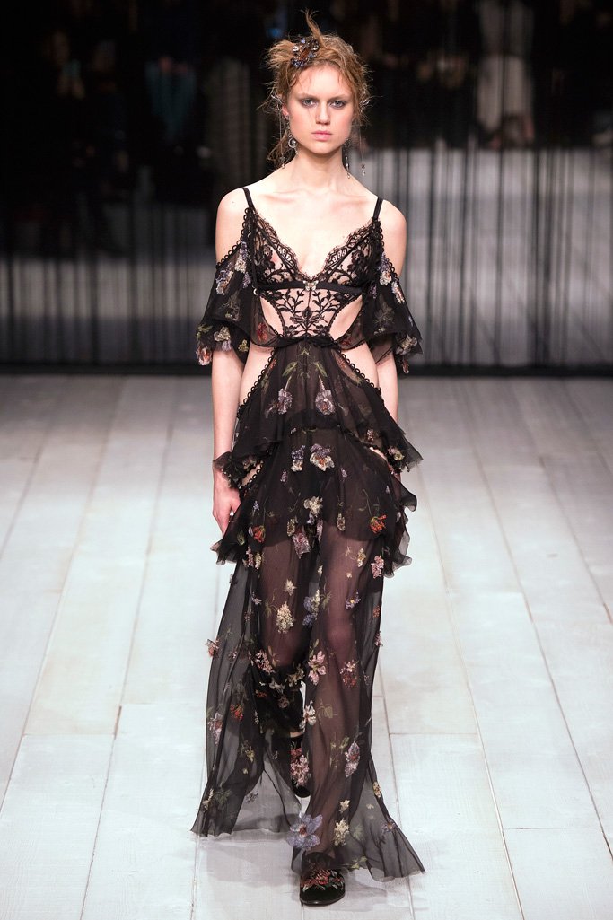 Alexander McQueen（亚历山大·麦昆）2024伦敦时装周女装秀