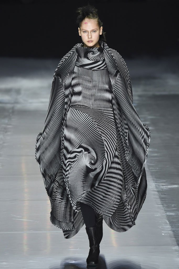 Issey Miyake（三宅一生）2024巴黎时装周女装秀