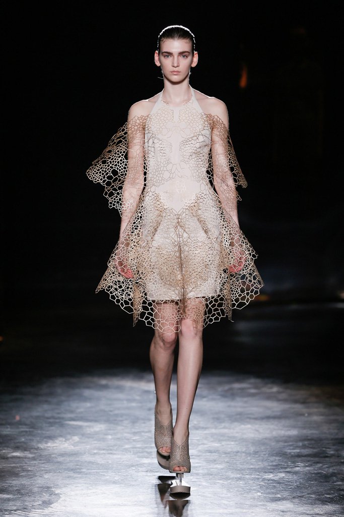 Iris Van Herpen 2024巴黎时装周女装秀