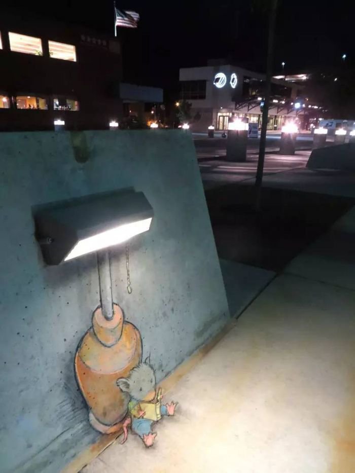 粉笔画艺术大师David Zinn 他靠一支粉笔在路上养了29年动物