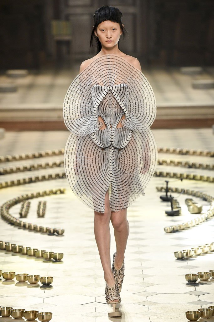 Iris van Herpen 2024巴黎时装周女装高级定制秀