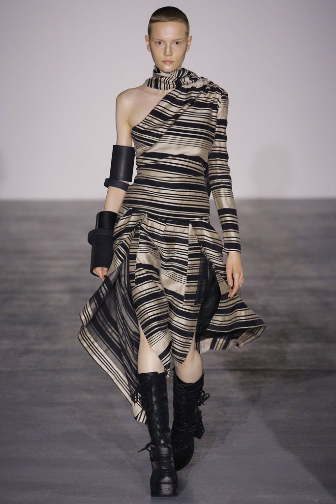 Gareth Pugh（加勒斯·普）2024伦敦时装周女装发布会