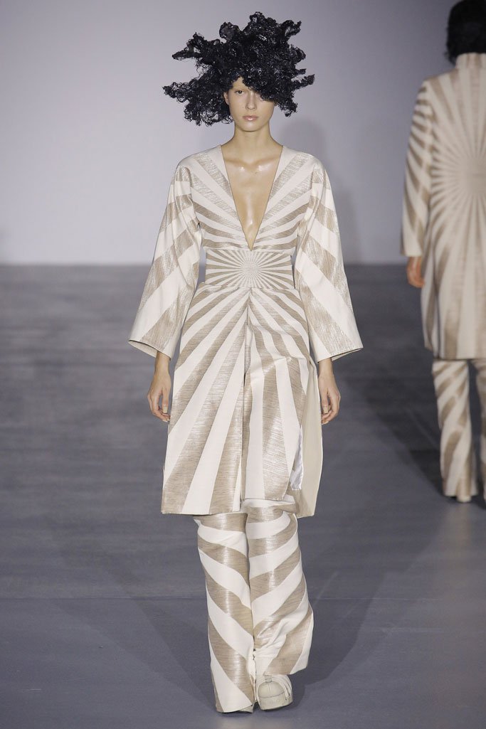 Gareth Pugh（加勒斯·普）2024伦敦时装周女装发布会