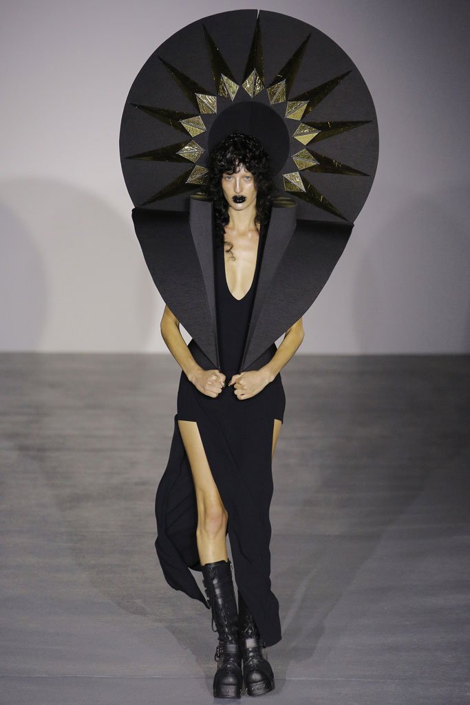 Gareth Pugh（加勒斯·普）2024伦敦时装周女装发布会