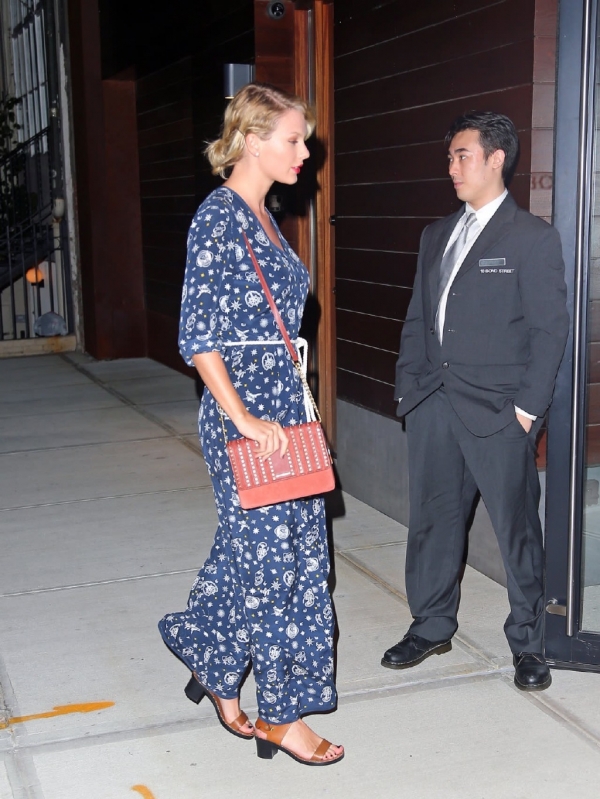 霉霉(taylor swift)初秋街拍 失恋后惊艳指数飙升