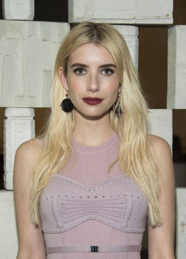 Emma Roberts（艾玛罗伯茨）凭借“穿衣术”居然看起来比超模还高