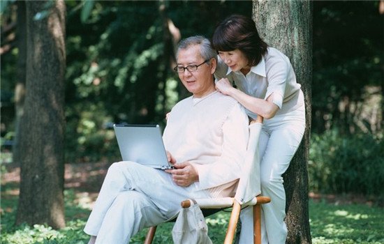 经常用电脑的人如何保护眼睛 需多补充维生素