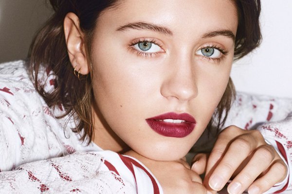 Iris Law 倾情演绎全新Burberry唇膏广告大片