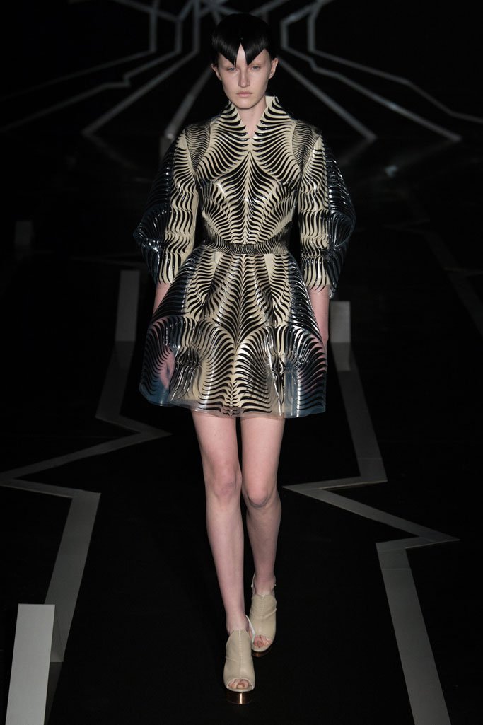 Iris van Herpen 2024巴黎时装周春夏时装秀