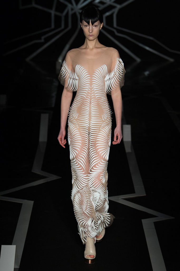 Iris van Herpen 2024巴黎时装周春夏时装秀