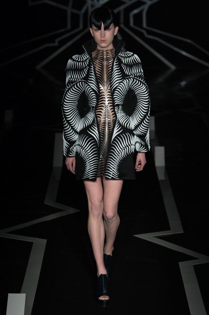 Iris van Herpen 2024巴黎时装周春夏时装秀