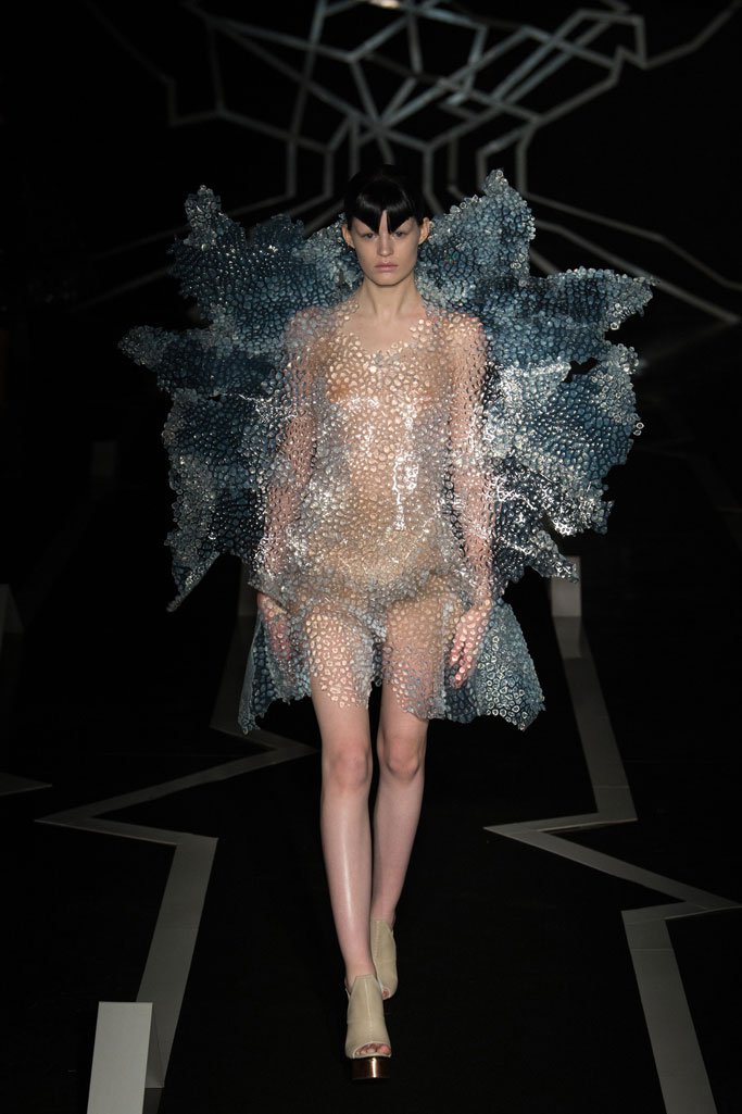 Iris van Herpen 2024巴黎时装周春夏时装秀