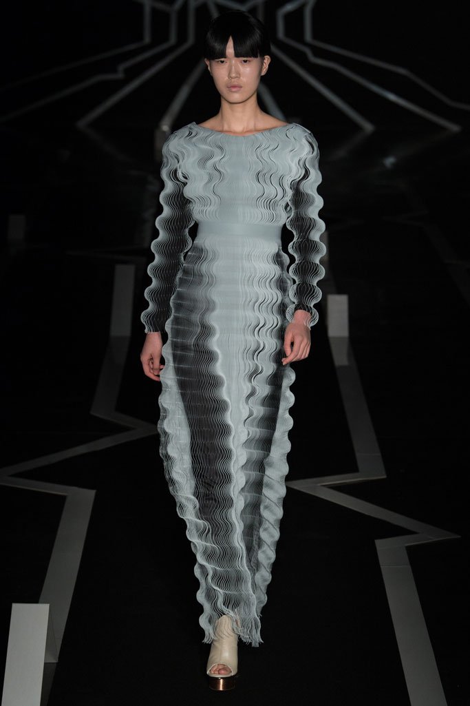 Iris van Herpen 2024巴黎时装周春夏时装秀