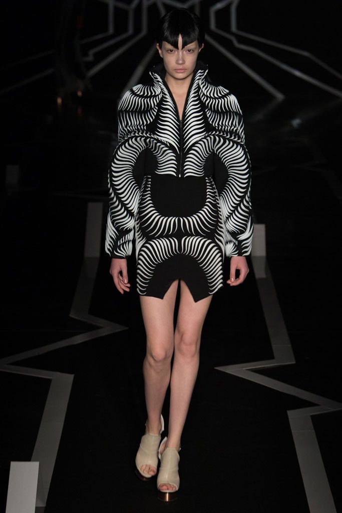 Iris van Herpen 2024巴黎时装周春夏时装秀