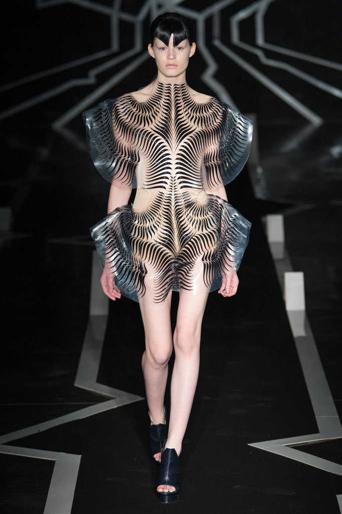 Iris van Herpen 2024巴黎时装周春夏时装秀