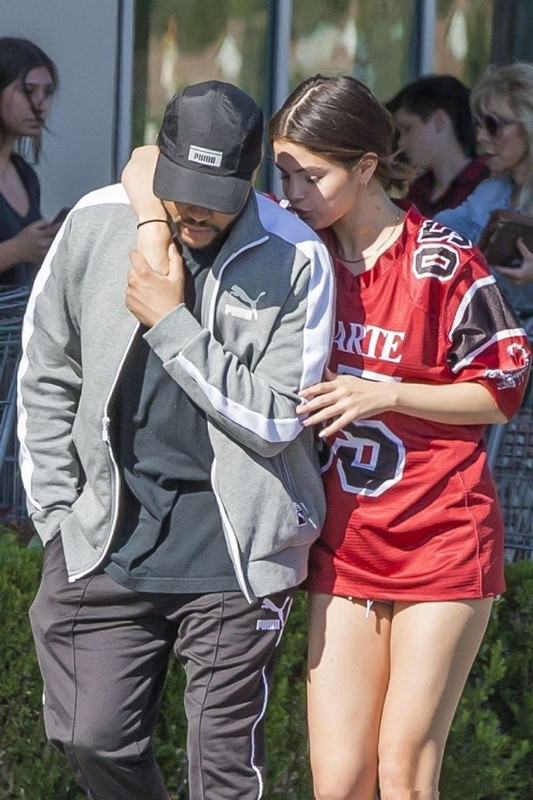  Selena Gomez 与男友街头大秀恩爱 球服情侣装配一脸