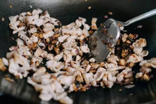 台湾卤肉饭的正宗做法 猪肉这么做简直好吃到爆