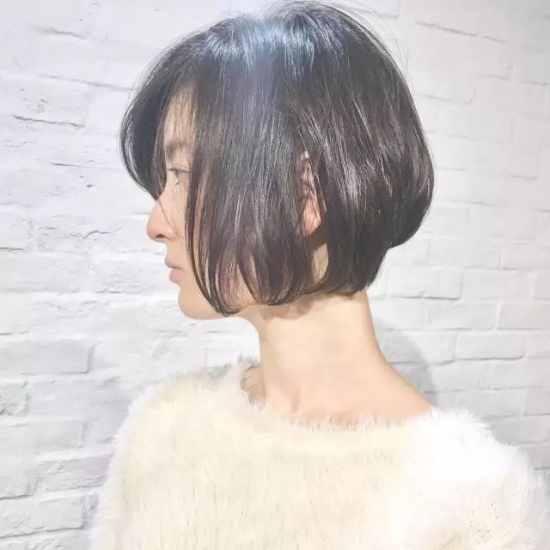 好看的短发女