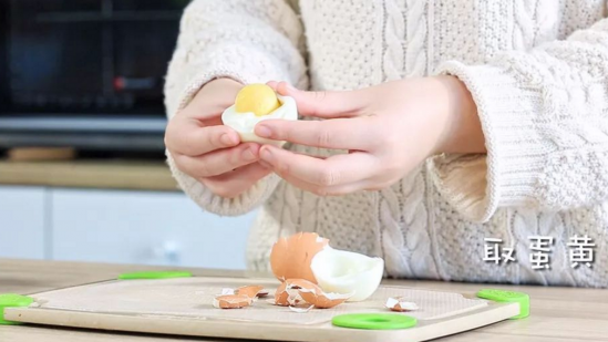 宝宝辅食食谱 苹果蛋黄球的做法步骤介绍