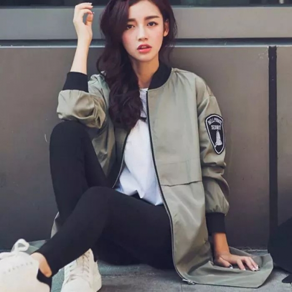 春季女生棒球服搭配图片