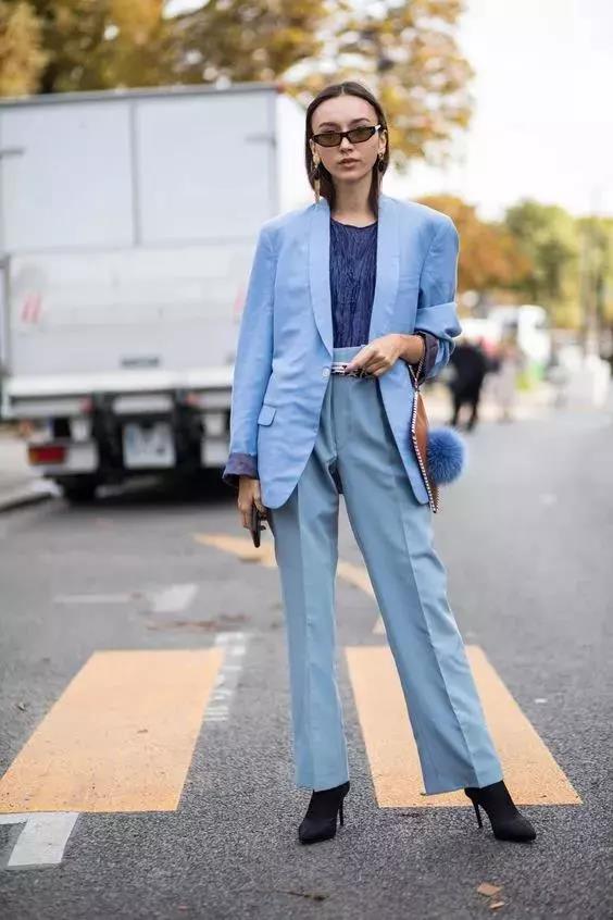 女生冬天穿什么颜色好看 今年冬天流行穿什么颜色衣服