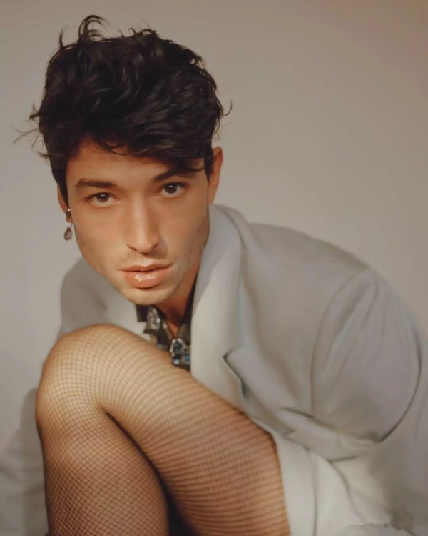 ezra miller 女装 ezra miller 壁花少年