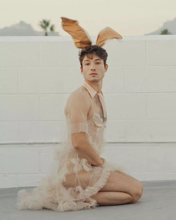 ezra miller 女装 ezra miller 壁花少年