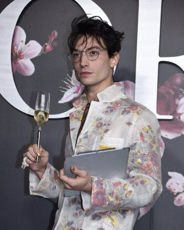 ezra miller 女装 ezra miller 壁花少年