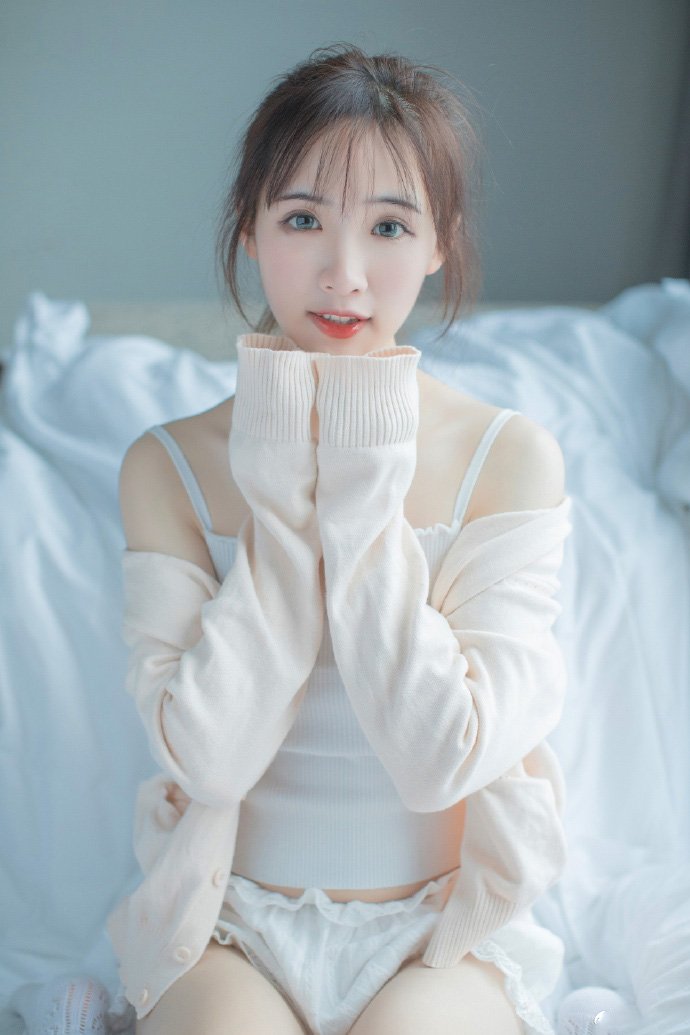 白皙性感美女私房养眼写真图片