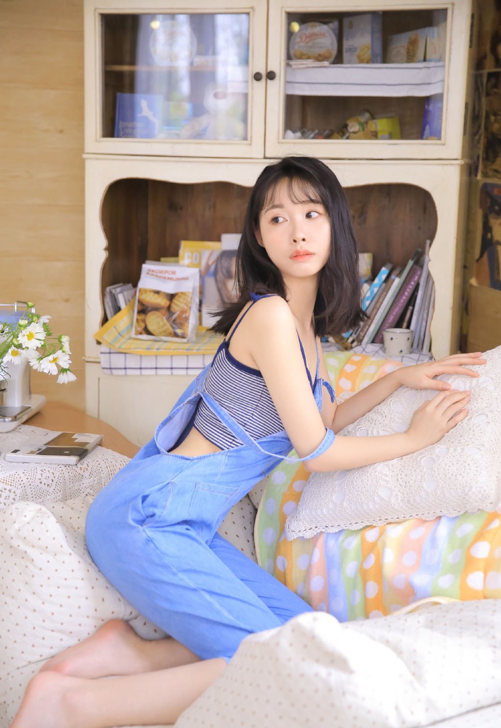 吊带美女背带裤性感居家甜美写真